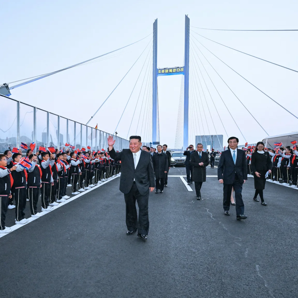 Váratlanul Kínába érkezett Kim Dzsongun, az új határon átívelő hídon kelt át Dandongba