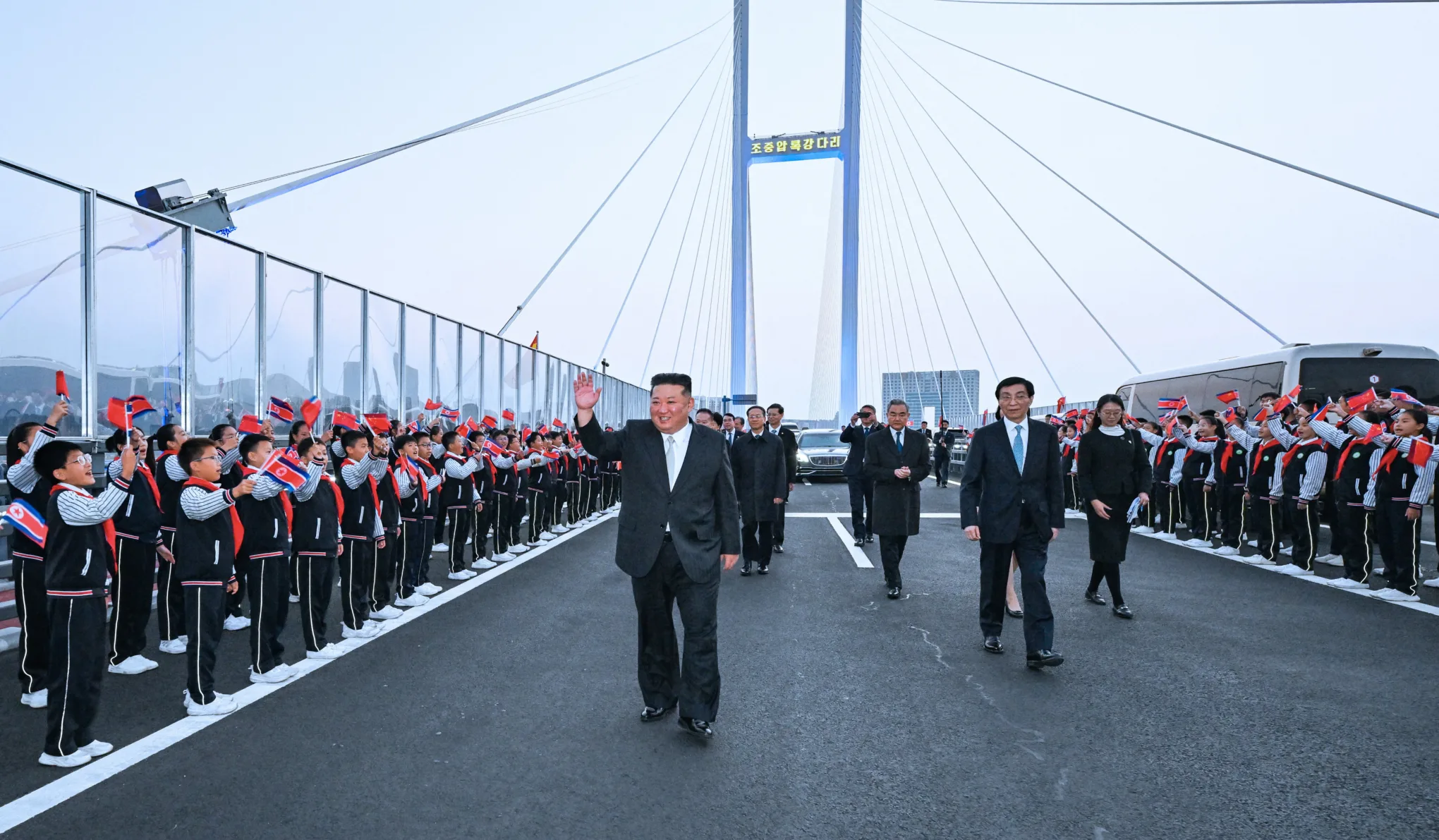 Váratlanul Kínába érkezett Kim Dzsongun, az új határon átívelő hídon kelt át Dandongba