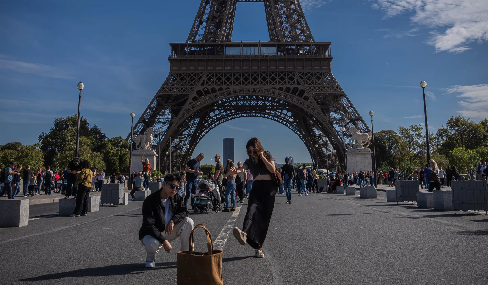 Az Eiffel-torony mögött repedezik a rendszer: pénzügyi és biztonsági botrány Párizsban