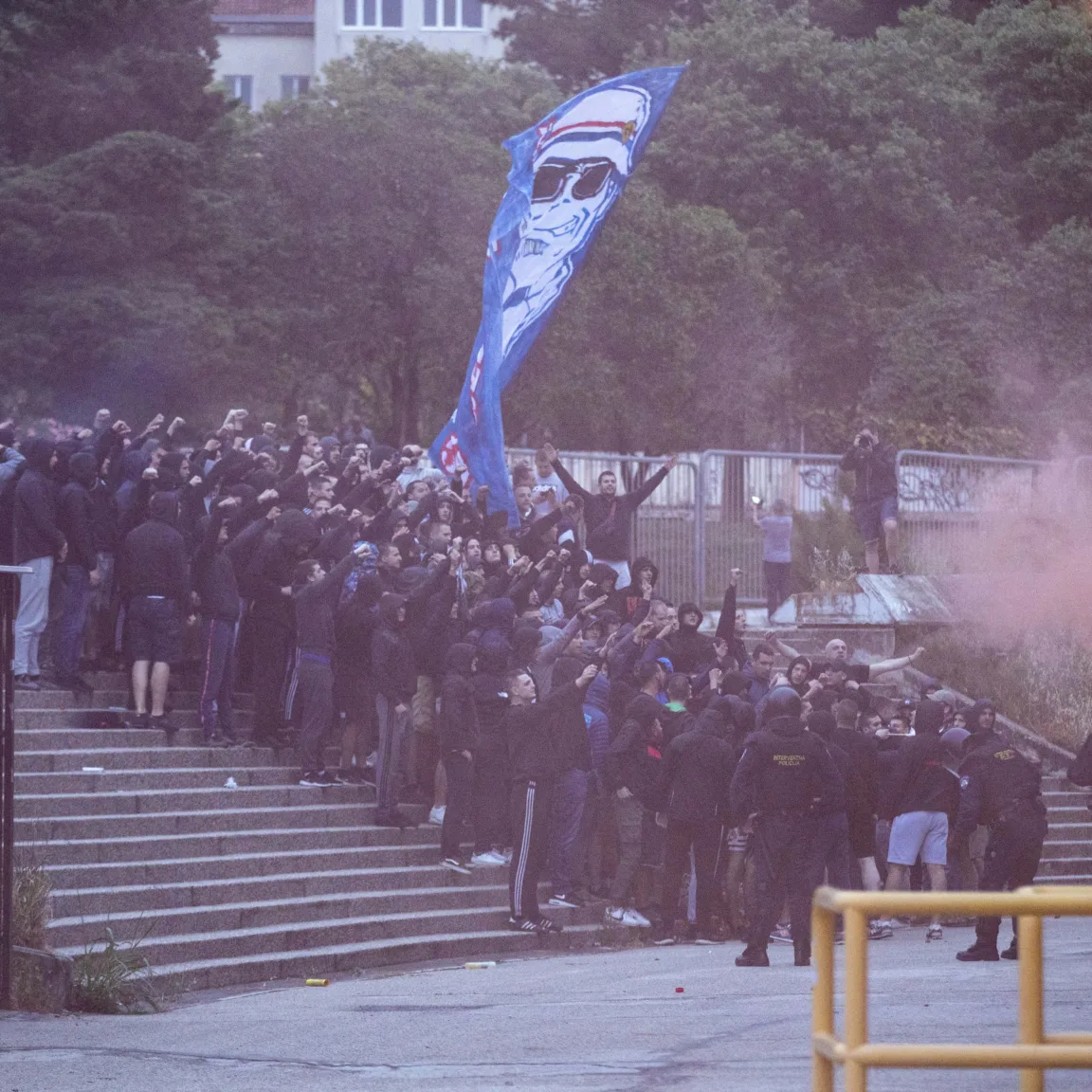 Őrizetbe vették a náci rigmusokat skandáló Hajduk-szurkolókat