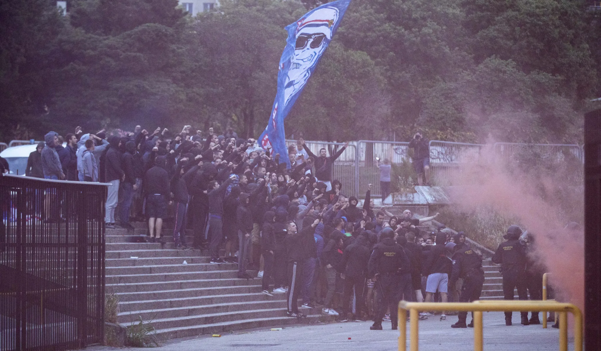 Őrizetbe vették a náci rigmusokat skandáló Hajduk-szurkolókat