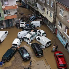 Heves esőzések okoztak áradásokat Isztambulban