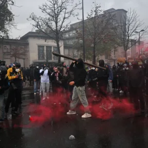 Napközben százezrek vonultak szerte Franciaországban, este a párizsi utcákon több száz huligán kezdett tombolni