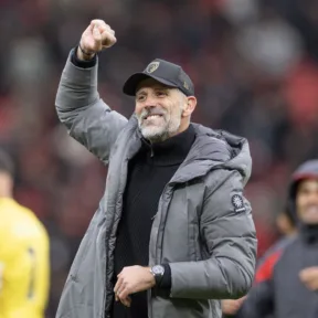 Liverpoolban ünnepeltek, Manchesterben menekültek a szurkolók