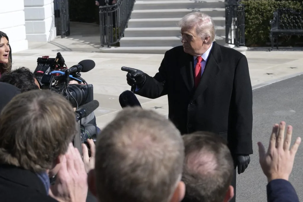 Kitiltaná az újságírókat a Fehér Házból Donald Trump és úszómedencét építtetne a sajtószoba helyére