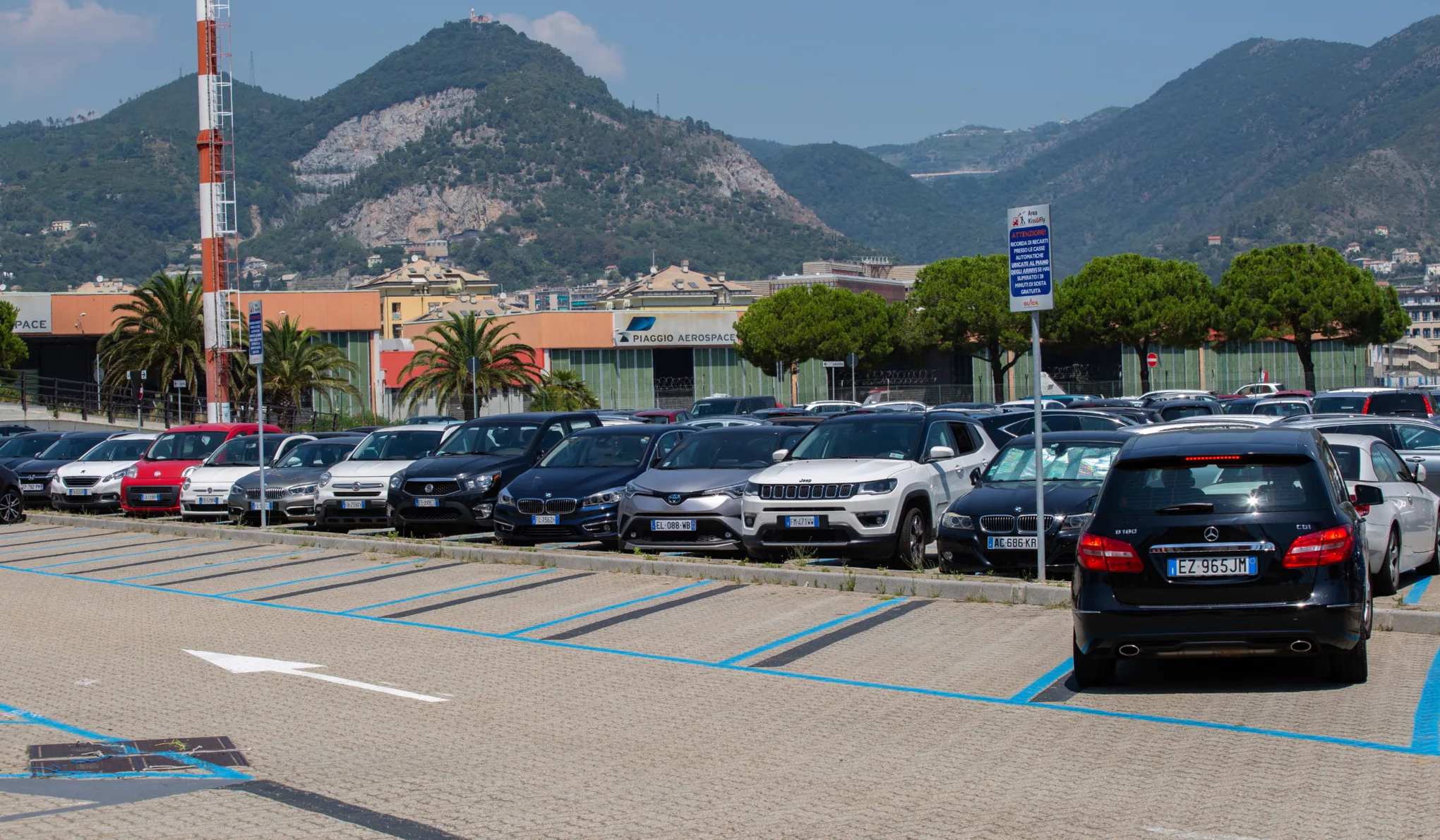 Feldühödött acélgyári munkások foglalták el Genova repülőterét