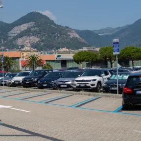 Feldühödött acélgyári munkások foglalták el Genova repülőterét