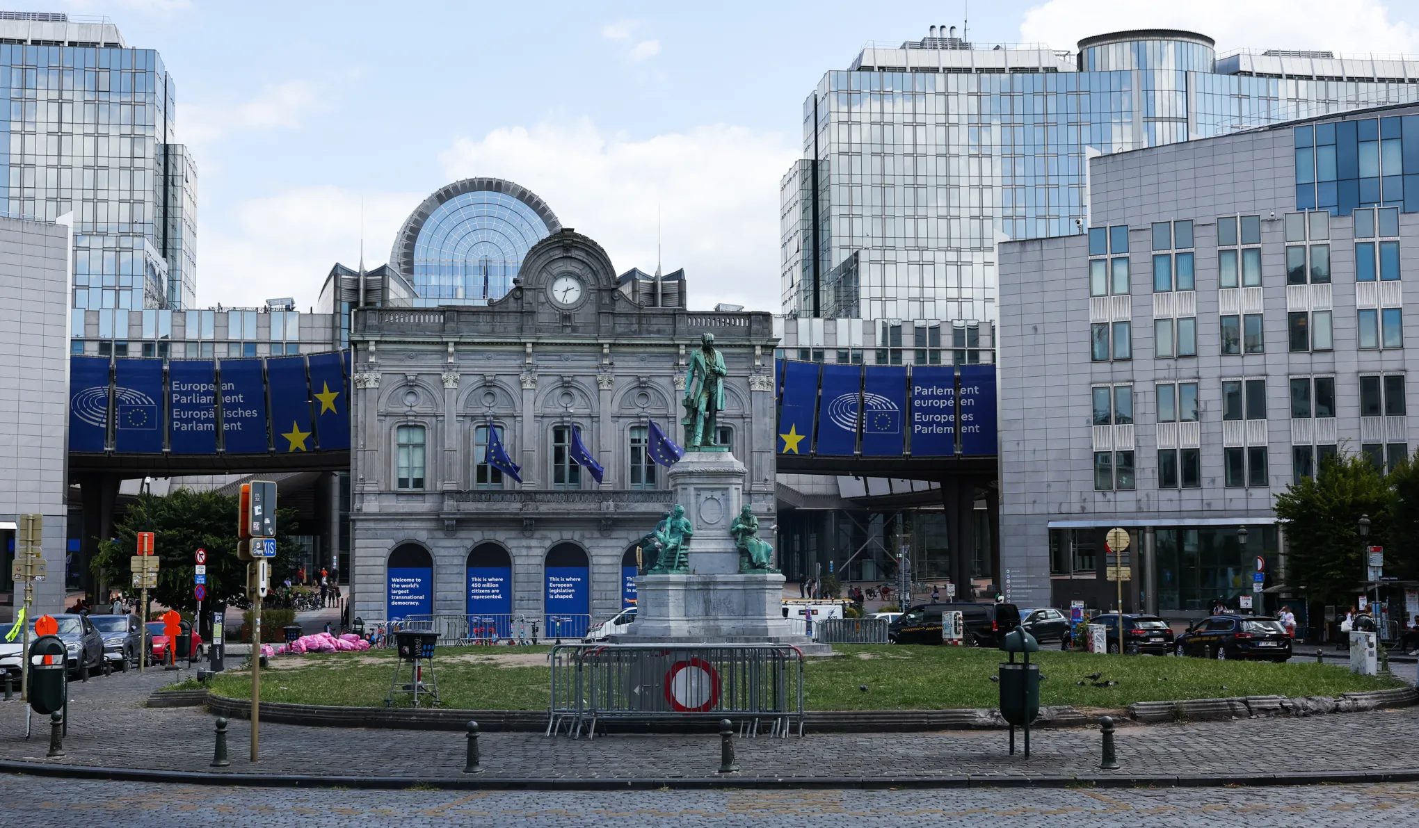 Lövöldözés volt az Európai Parlament épületénél, egy ember meghalt