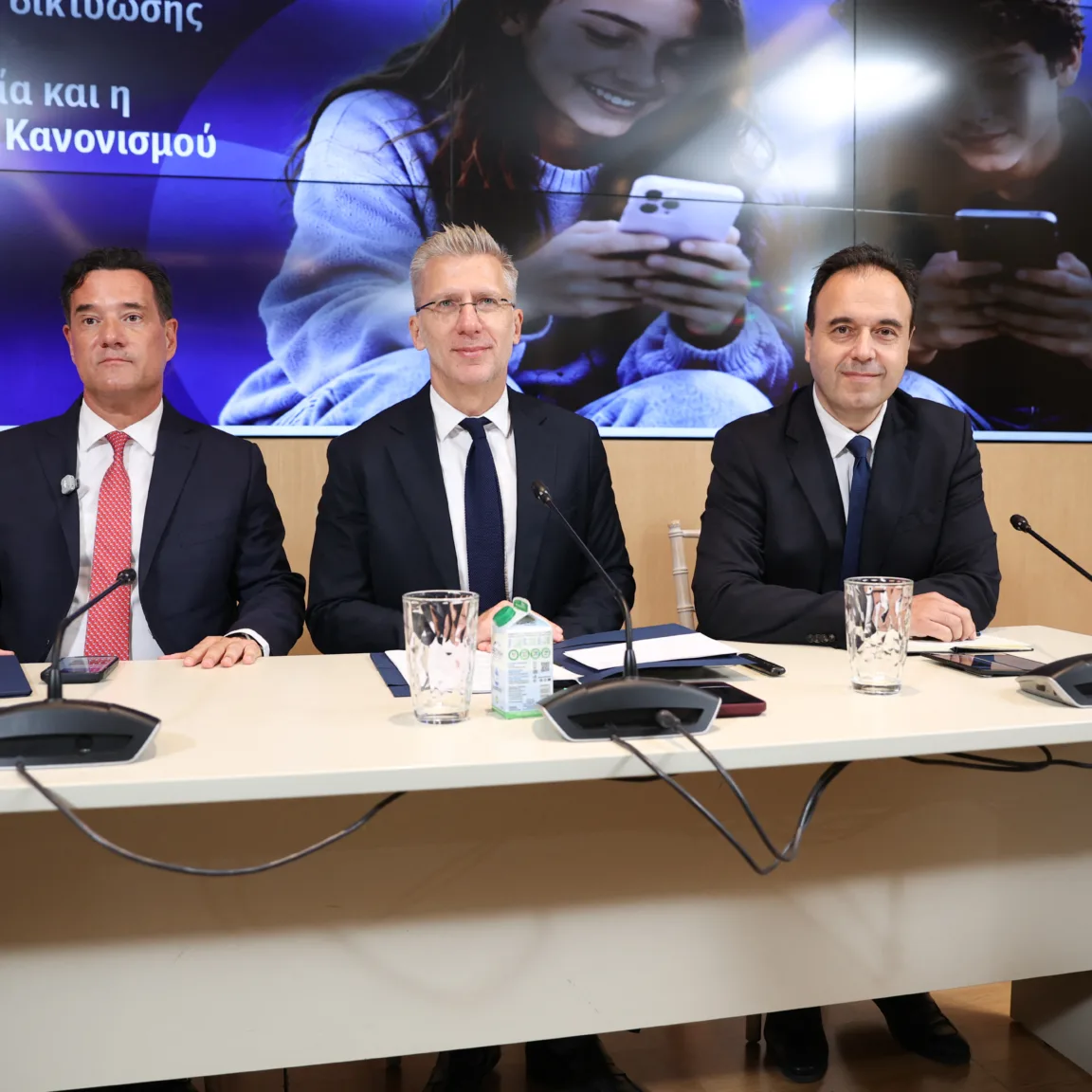 Elfogadták a törvényjavaslatot, Görögország lett az első EU-tagország, ahol a 15 évnél fiatalabbaknak megtiltották a közösségi média használatát