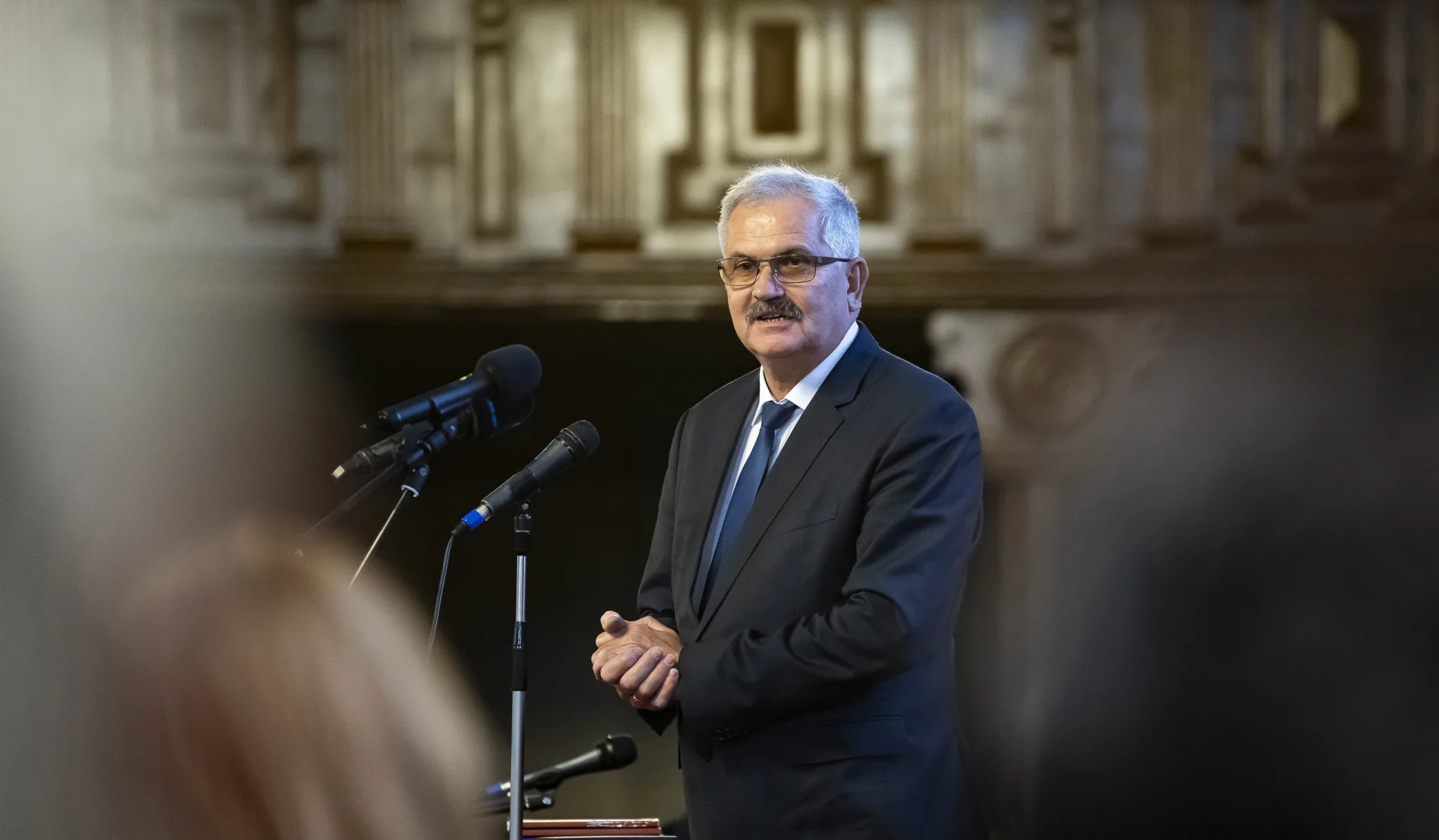 Jogosulatlan gazdasági előny megszerzésének bűntette miatt gyanúsítottként hallgatták ki a fideszes Simon Miklóst