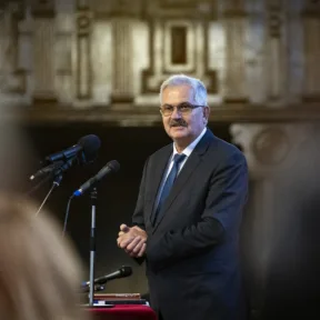 Jogosulatlan gazdasági előny megszerzésének bűntette miatt gyanúsítottként hallgatták ki a fideszes Simon Miklóst