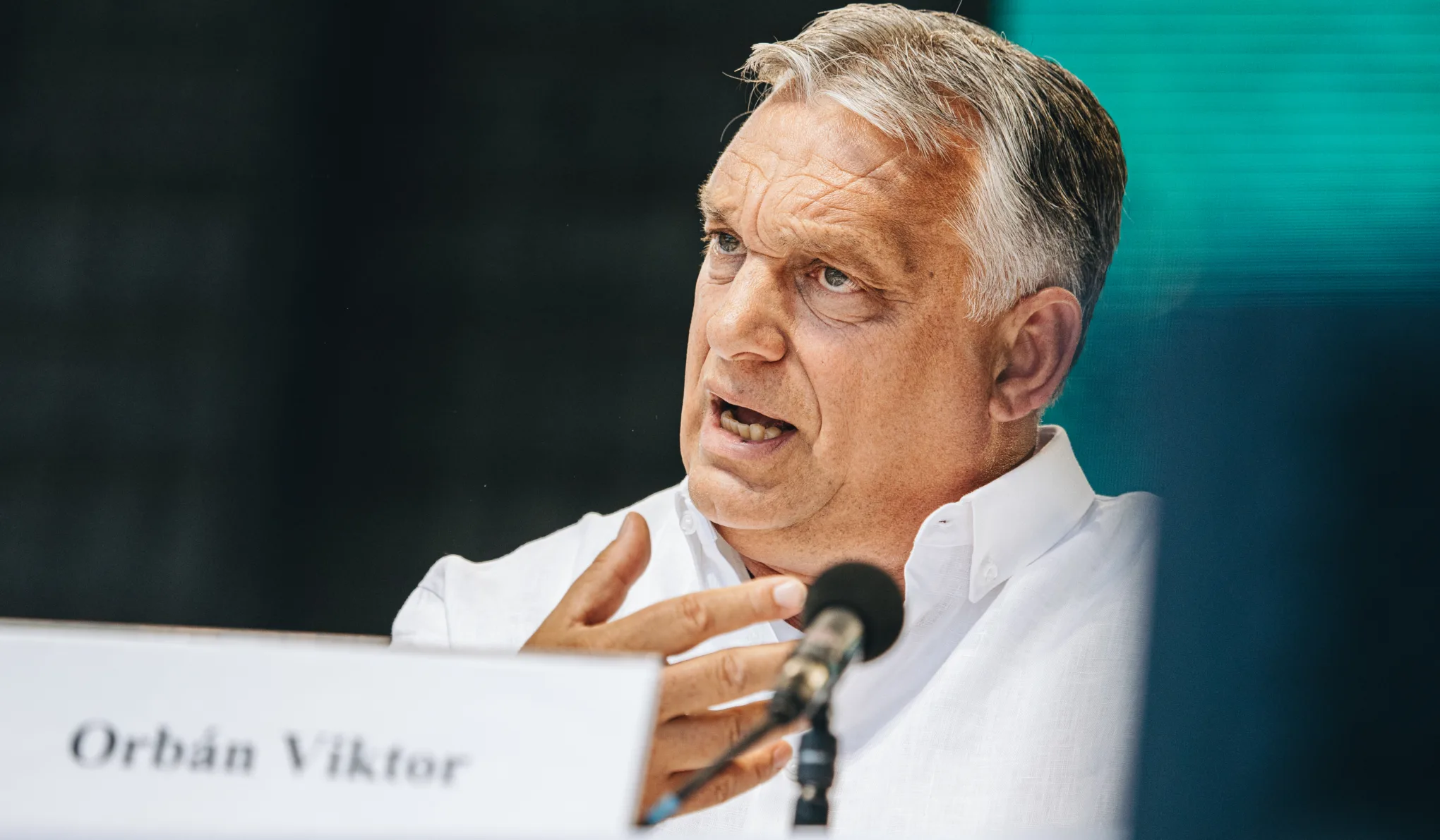 A törvények felett álló vezetőről is kérdezte az embereket a Századvég a parlamenti választás előtt