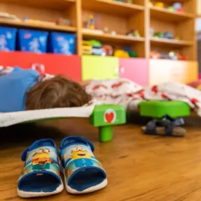 Hároméves gyermek bántalmazása miatt emeltek vádat két bölcsődei dolgozó ellen Kaposváron