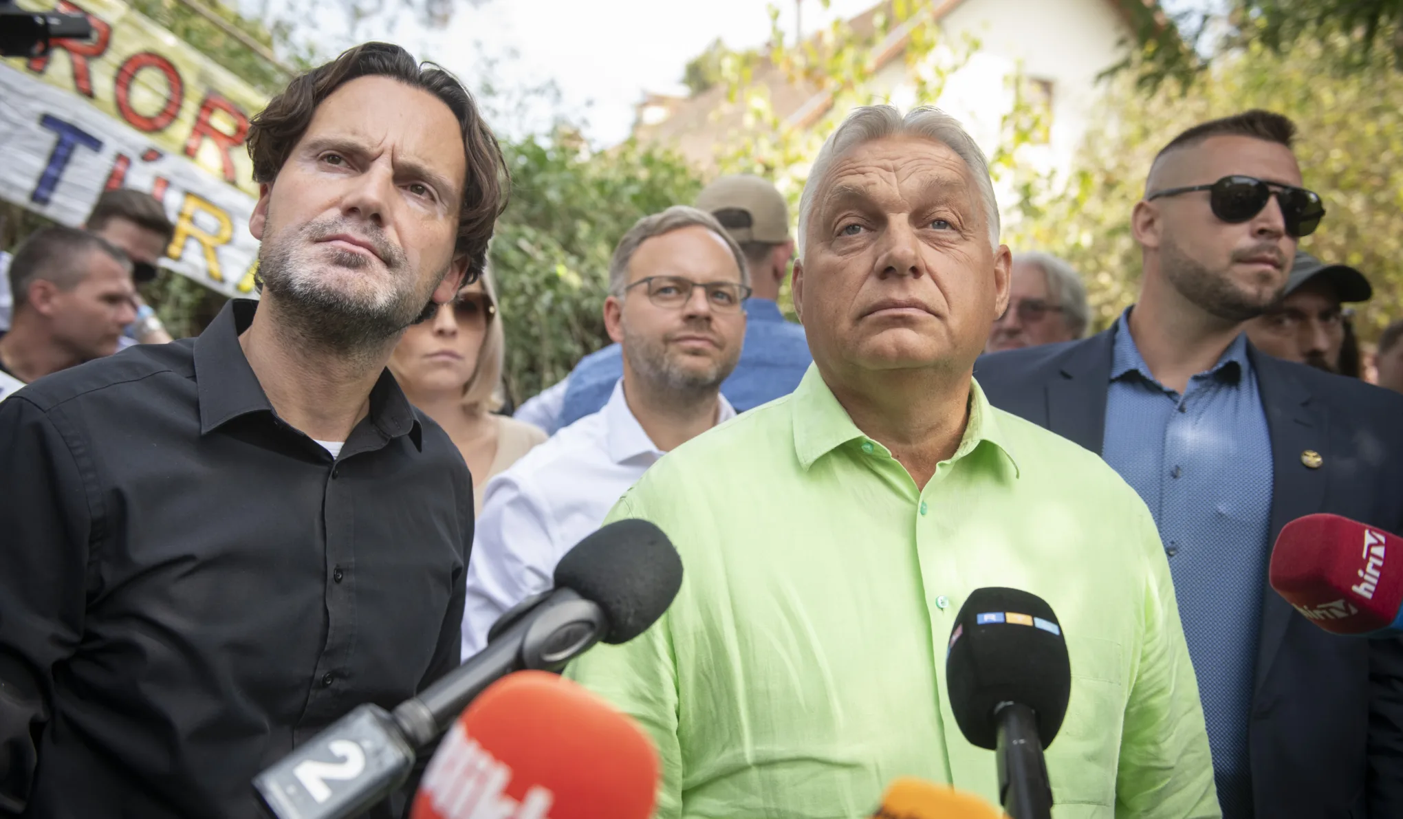 „Vissza fog térni” – Orbán Viktor Budapest helyett Párizsban ül, Havasi Bertalan próbálja menteni