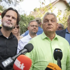 „Vissza fog térni” – Orbán Viktor Budapest helyett Párizsban ül, Havasi Bertalan próbálja menteni