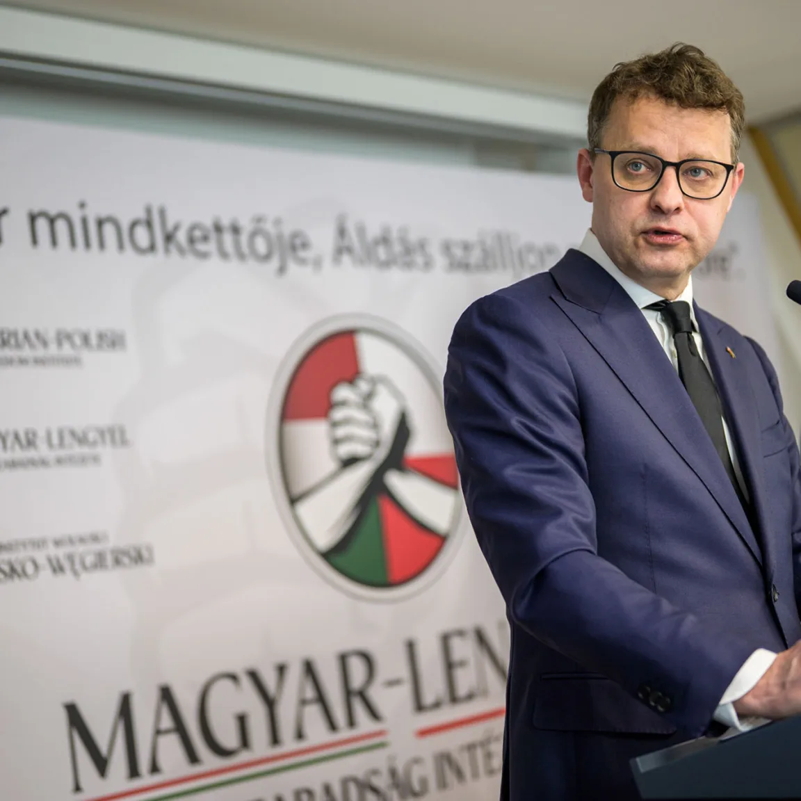 Molnár Áron szerint hiányos pályázatra ítéltek meg 450 millió forintot az NKA-nál egy olyan cégnek, amelynek tulajdonosánál Marcin Romanowski lakott