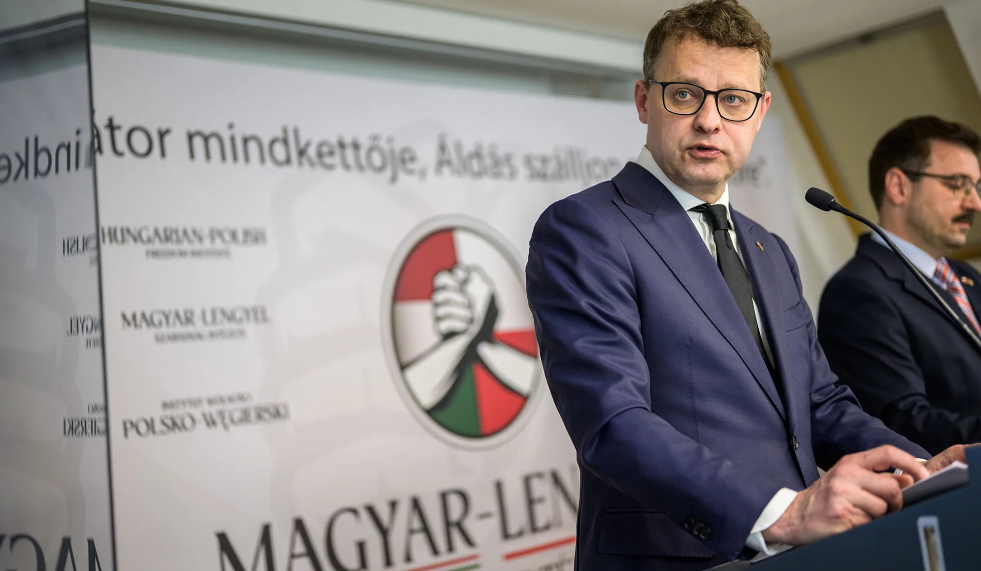 Molnár Áron szerint hiányos pályázatra ítéltek meg 450 millió forintot az NKA-nál egy olyan cégnek, amelynek tulajdonosánál Marcin Romanowski lakott
