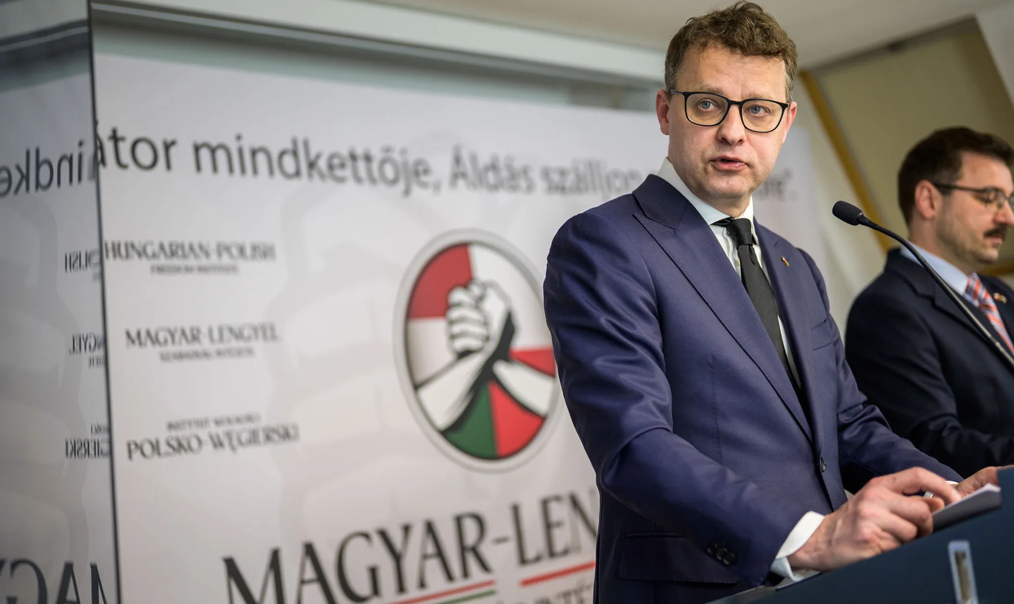 Molnár Áron szerint hiányos pályázatra ítéltek meg 450 millió forintot az NKA-nál egy olyan cégnek, amelynek tulajdonosánál Marcin Romanowski lakott