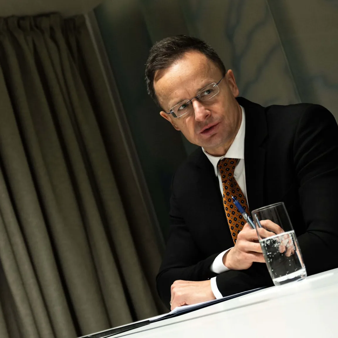 Nem állapított meg bűncselekményt a rendőrség a Szijjártó Péter idején tömegével kiadott diplomata-útlevelek ügyében