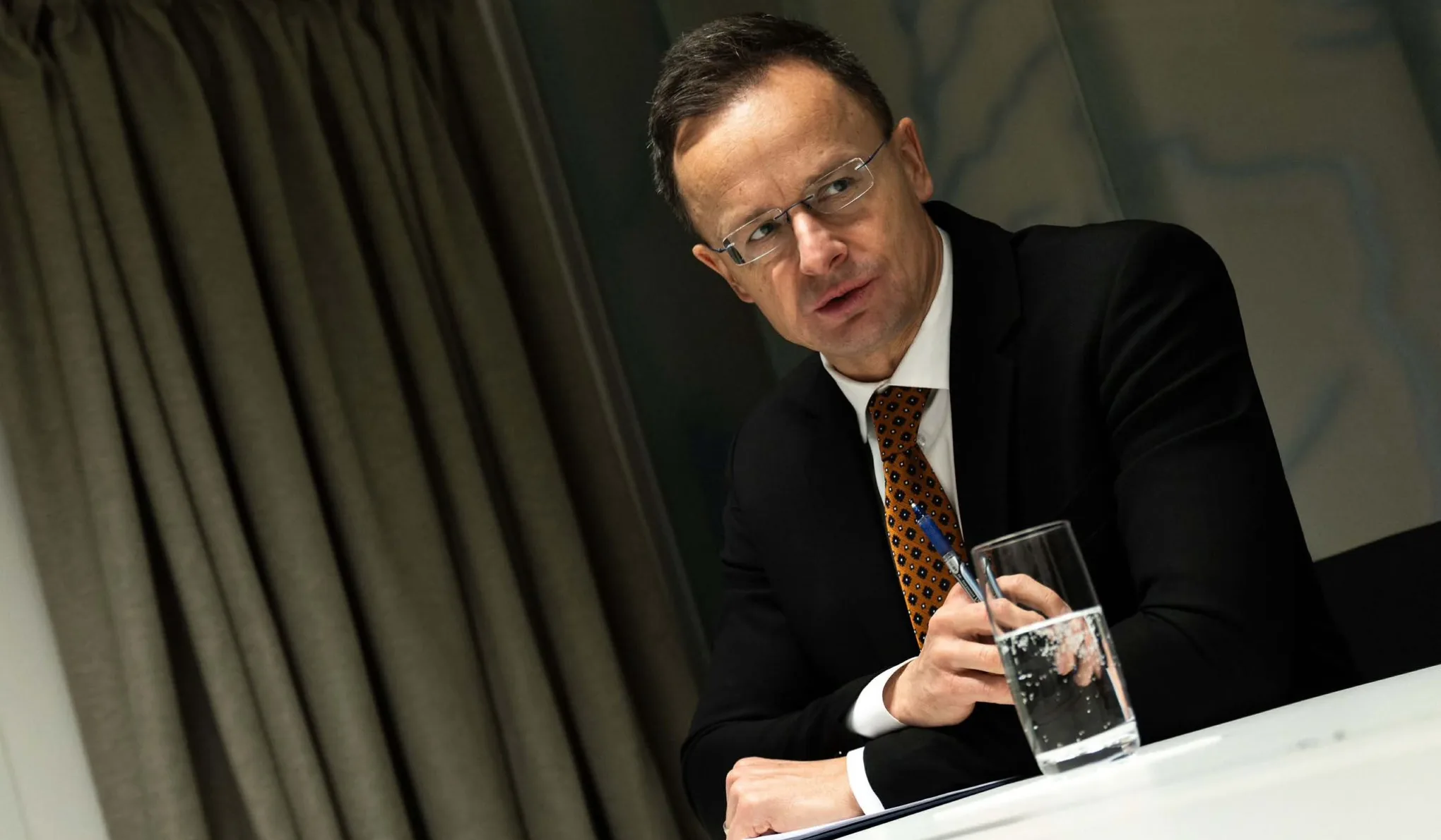 Nem állapított meg bűncselekményt a rendőrség a Szijjártó Péter idején tömegével kiadott diplomata-útlevelek ügyében