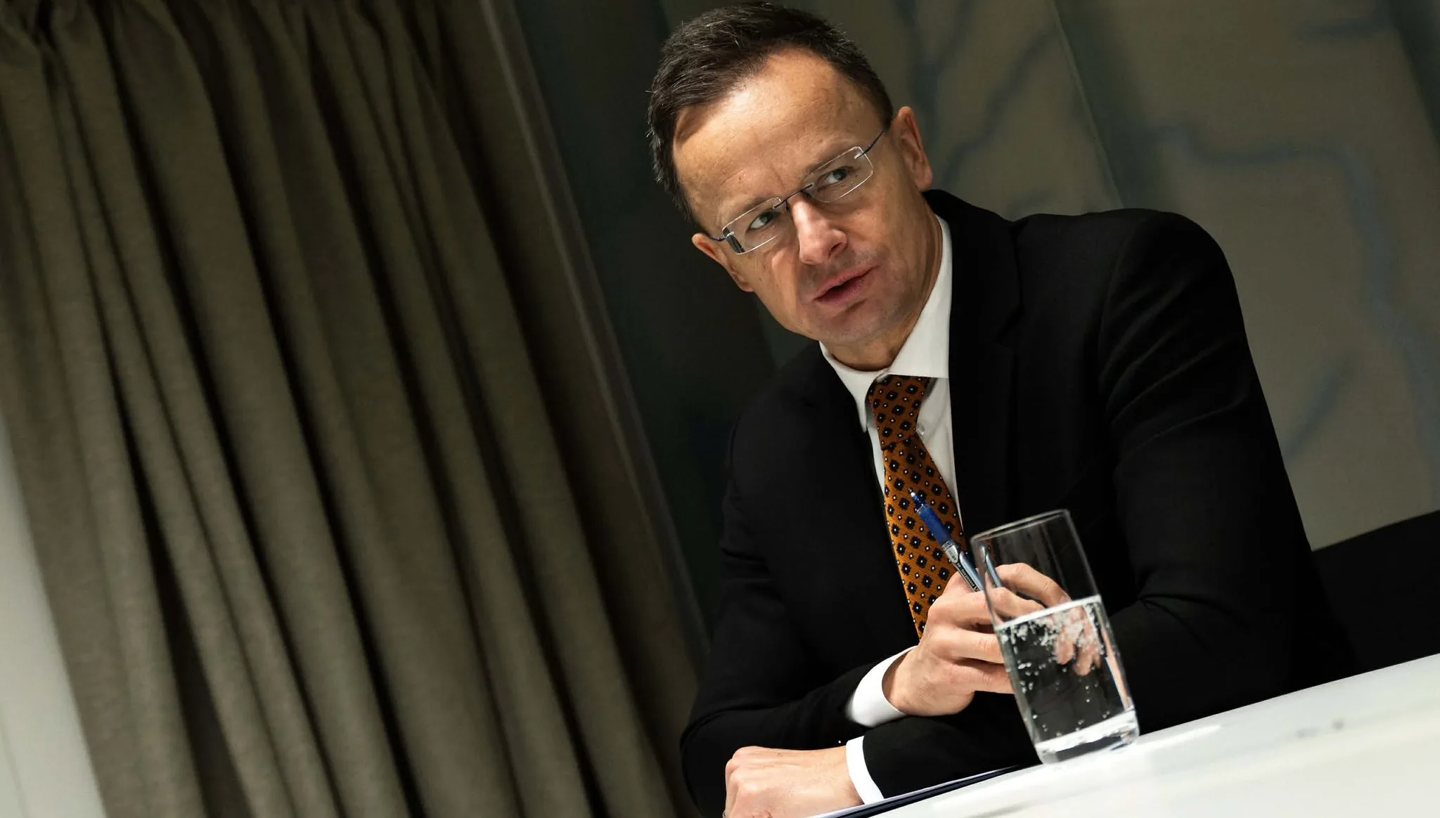 Nem állapított meg bűncselekményt a rendőrség a Szijjártó Péter idején tömegével kiadott diplomata-útlevelek ügyében