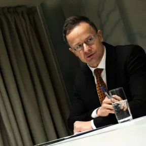 Nem állapított meg bűncselekményt a rendőrség a Szijjártó Péter idején tömegével kiadott diplomata-útlevelek ügyében