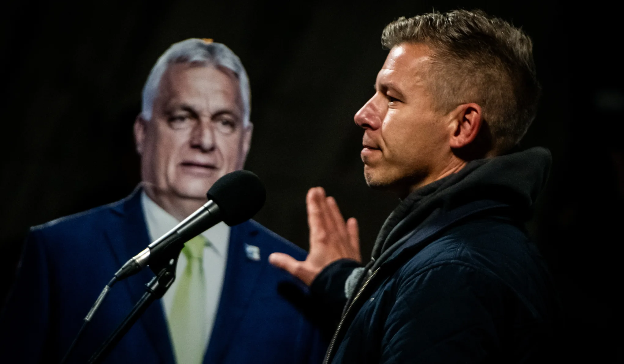 Orbán Viktort a hatalom, Magyar Pétert a népszerűség hajtja