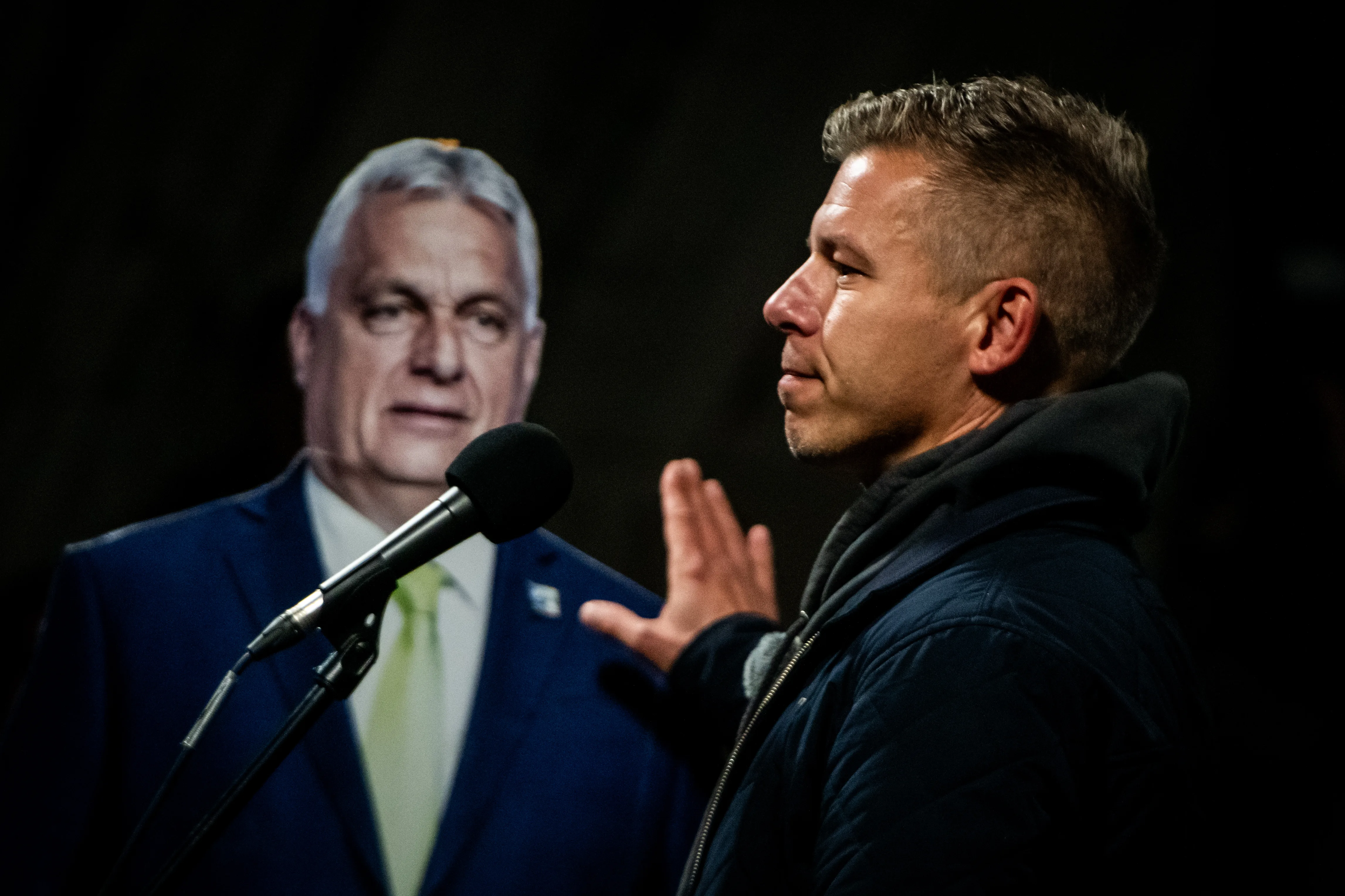 Orbán Viktort a hatalom, Magyar Pétert a népszerűség hajtja