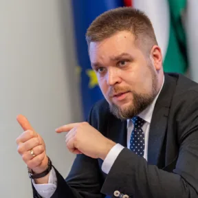 Pintér Bence alkotmánymódosítást kezdeményez, hogy népszavazással vissza lehessen hívni a képviselő-testületeket