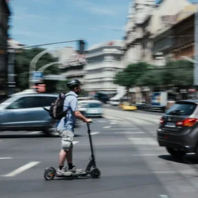 Magyar Péter: A motoros roller külön járműkategória lesz a KRESZ-ben