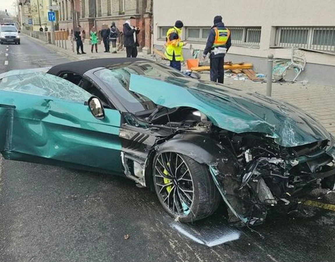 Halálos gázolás Győrben: Nem volt műszaki hibás a buszmegállóba csapódó Aston Martin