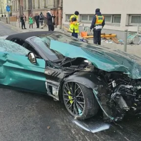 Halálos gázolás Győrben: Nem volt műszaki hibás a buszmegállóba csapódó Aston Martin