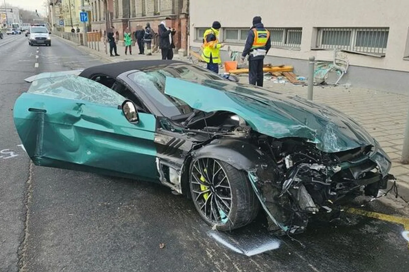 Halálos gázolás Győrben: Nem volt műszaki hibás a buszmegállóba csapódó Aston Martin