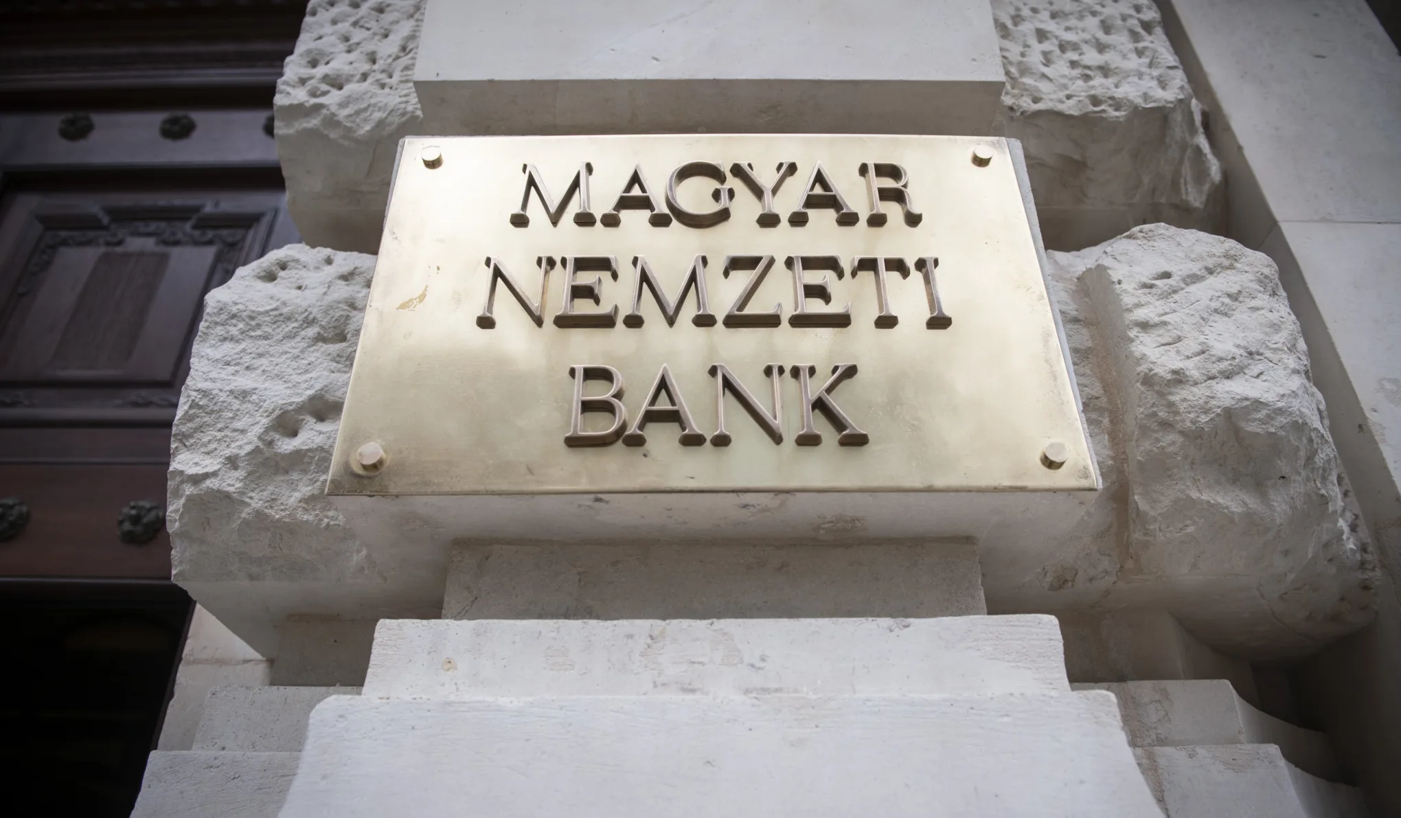 Házkutatást tartottak az MNB-botrányban érintett Raw Developmentnél, értékpapírokat is lefoglaltak