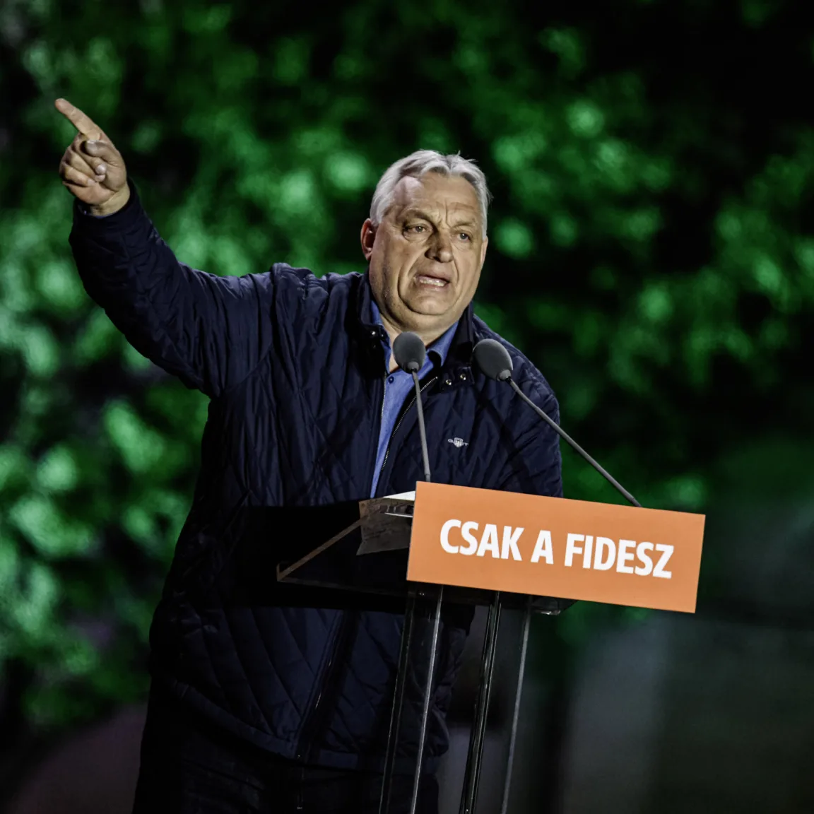 Megbilincselt Orbán Viktorral a címlapján jelent meg egy népszerű cseh hetilap
