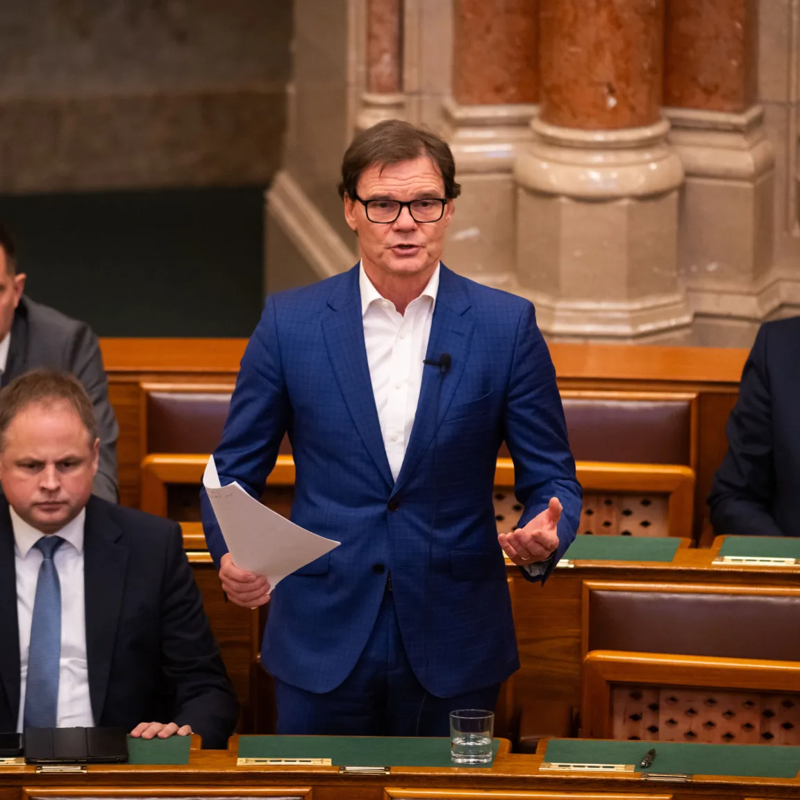 Bánki Erik kezdeményezte, hogy a Hungast tulajdonosának diplomata-útlevelet állítsanak ki