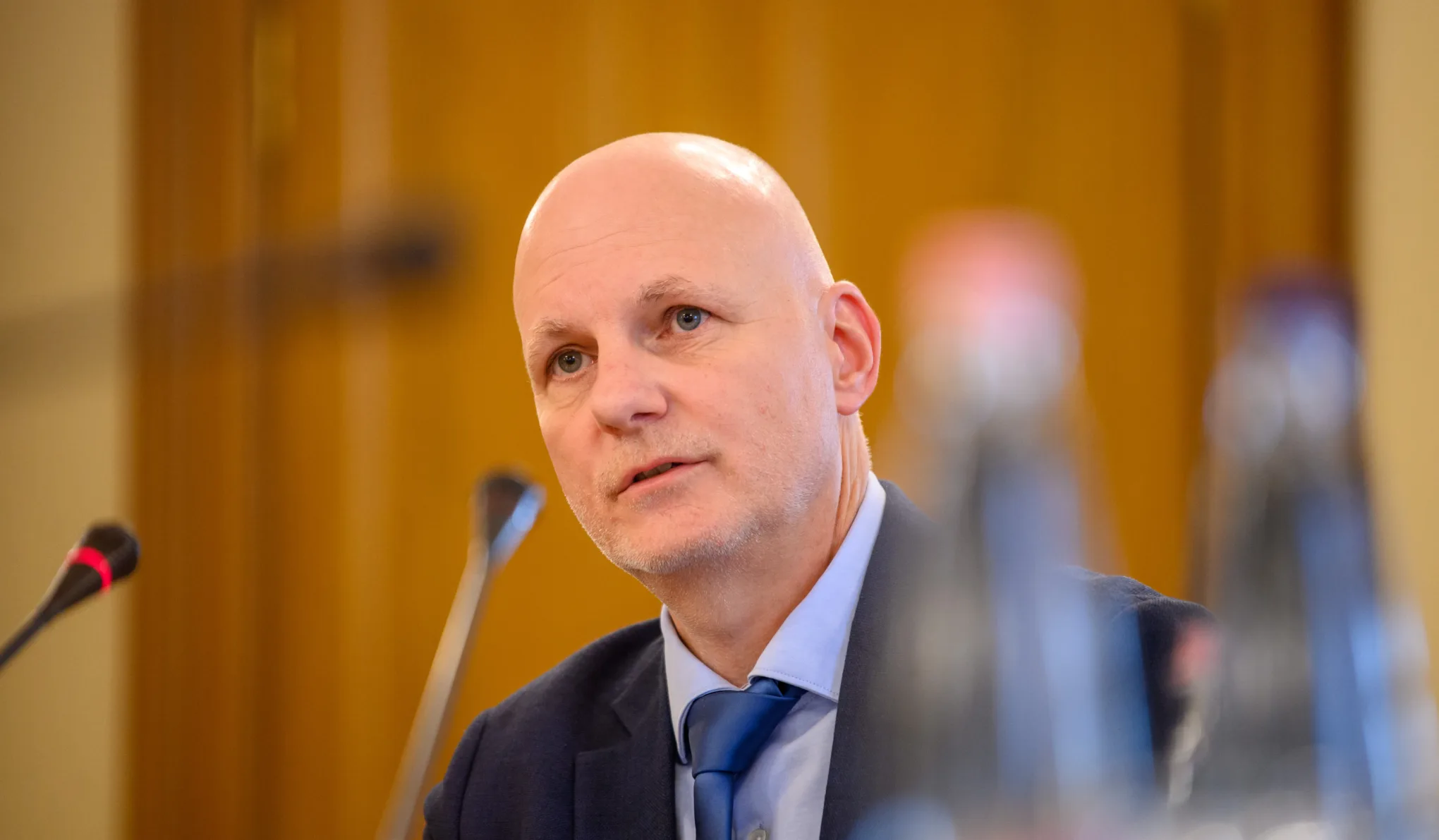 Luxusszálloda, ékszerek, felnőtteknek szóló társasjáték – Csaknem 20 milliárd forint értékű szerződések miatt tett feljelentést Tanács Zoltán minisztériuma