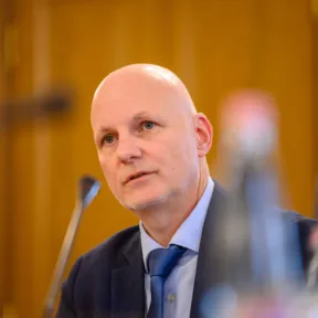 Luxusszálloda, ékszerek, felnőtteknek szóló társasjáték – Csaknem 20 milliárd forint értékű szerződések miatt tett feljelentést Tanács Zoltán minisztériuma