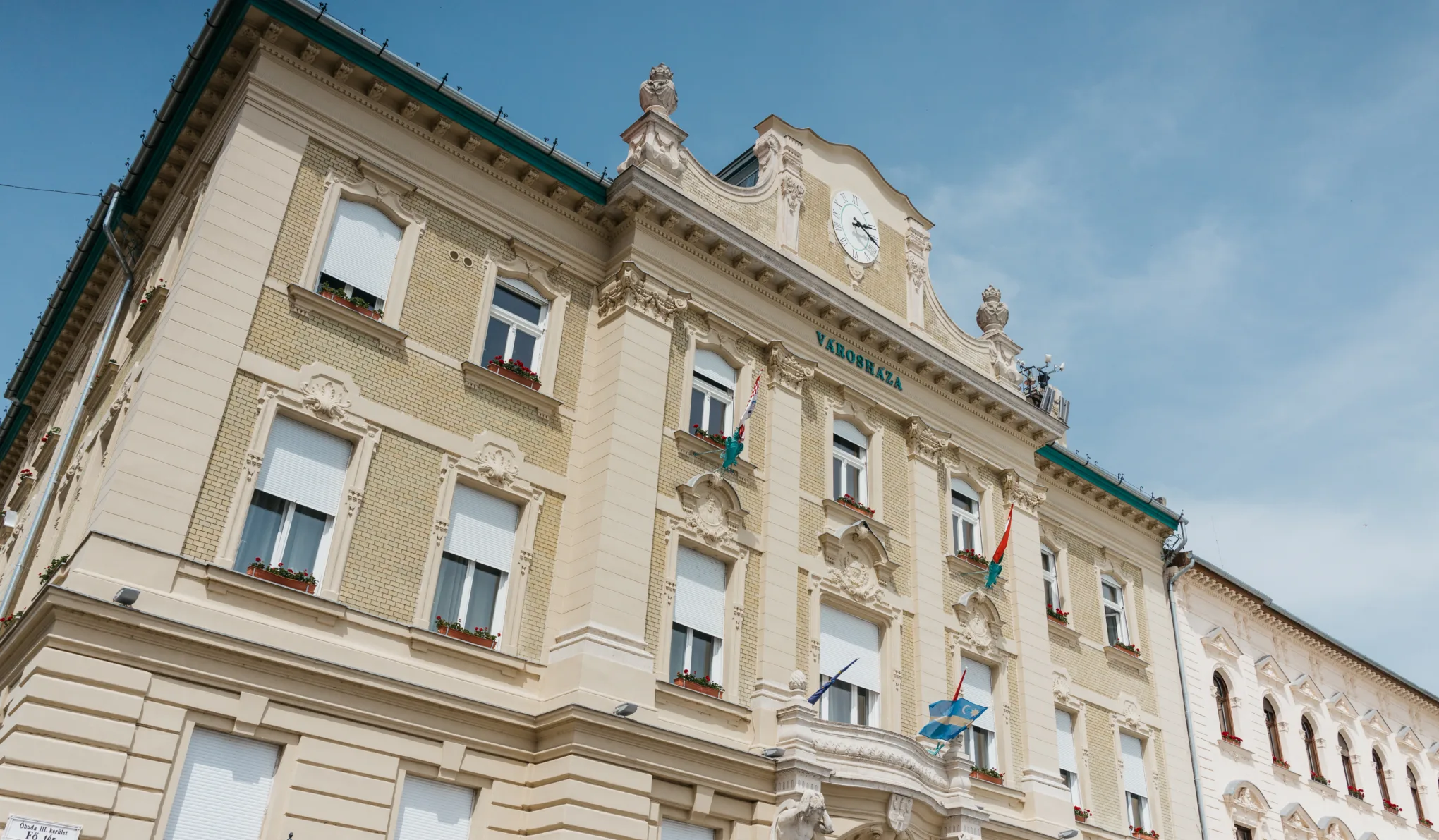 Elképesztő a névsor, 32 embert hallgattak ki, ismert politikusok letartóztatását kezdeményezték a kétmilliárd forintos budapesti korrupciós ügyben