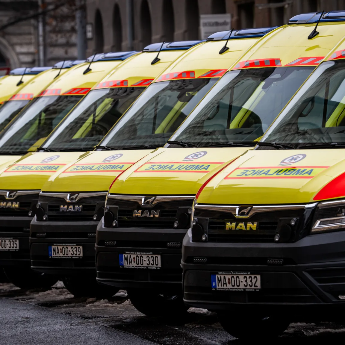 Masszírozó ülések a mentőautókban – magához vonná az egészségügyi közbeszerzéseket a szaktárca