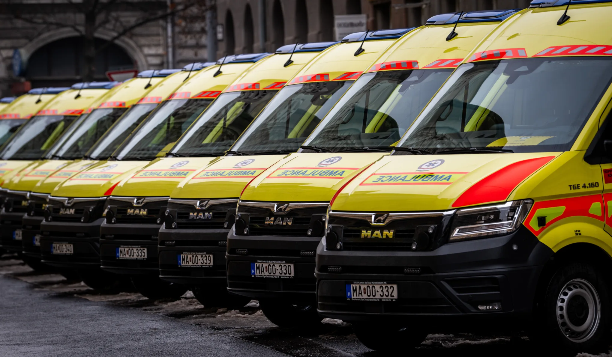 Masszírozó ülések a mentőautókban – magához vonná az egészségügyi közbeszerzéseket a szaktárca