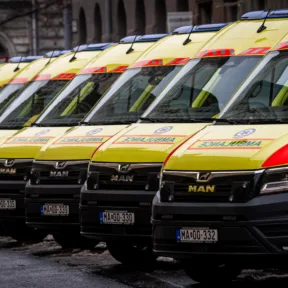 Masszírozó ülések a mentőautókban – magához vonná az egészségügyi közbeszerzéseket a szaktárca