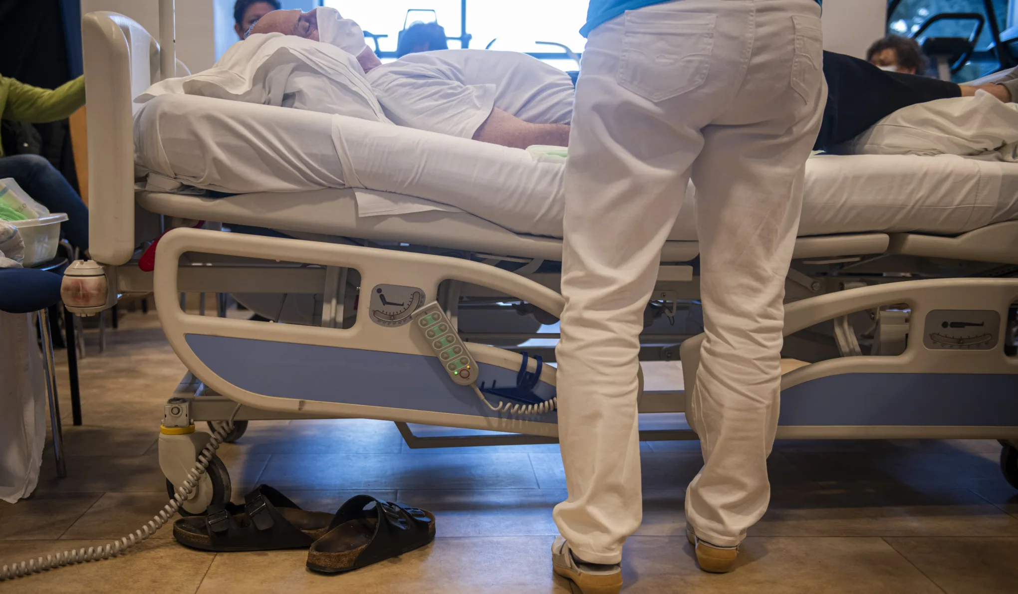 „Ezzel akarnak megtartani ápolókat?” – csalódottság és felháborodás fogadta az egészségügyi béremelést