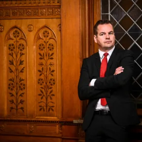 Feljelentést tett a minisztérium a LOGOSZ Alapítvány kiadványai miatt, amelyek a fideszes Németh Balázs közösségi oldalát is reklámozták