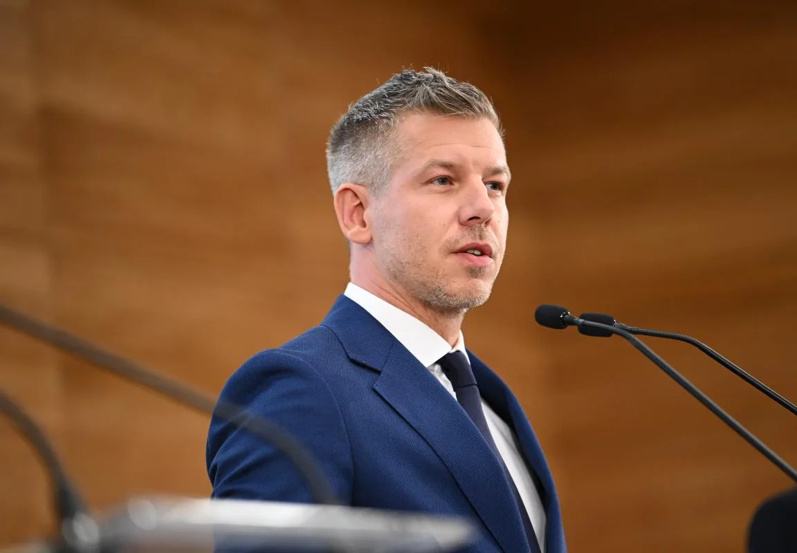 Magyar Péter: Orbán Viktort az sem zavarja, hogy korábban kitüntetést adott egy pedofil rémnek