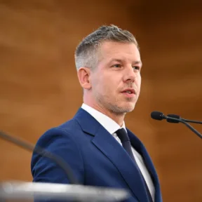 Magyar Péter: Orbán Viktort az sem zavarja, hogy korábban kitüntetést adott egy pedofil rémnek