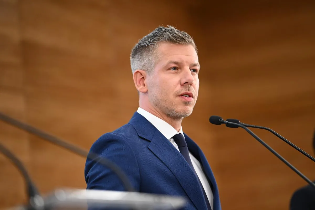 Magyar Péter: Orbán Viktort az sem zavarja, hogy korábban kitüntetést adott egy pedofil rémnek