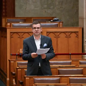 Túl korán vették őrizetbe, megsérthették Seszták Miklós mentelmi jogát