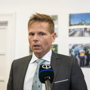 Két bűncselekménnyel gyanúsították meg a Ripost volt munkatársát Mártha Imre megfigyelése miatt