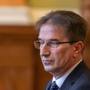 Zavartalanul praktizálhat tovább Völner Pál, elévülés miatt megszüntették a fegyelmi eljárást